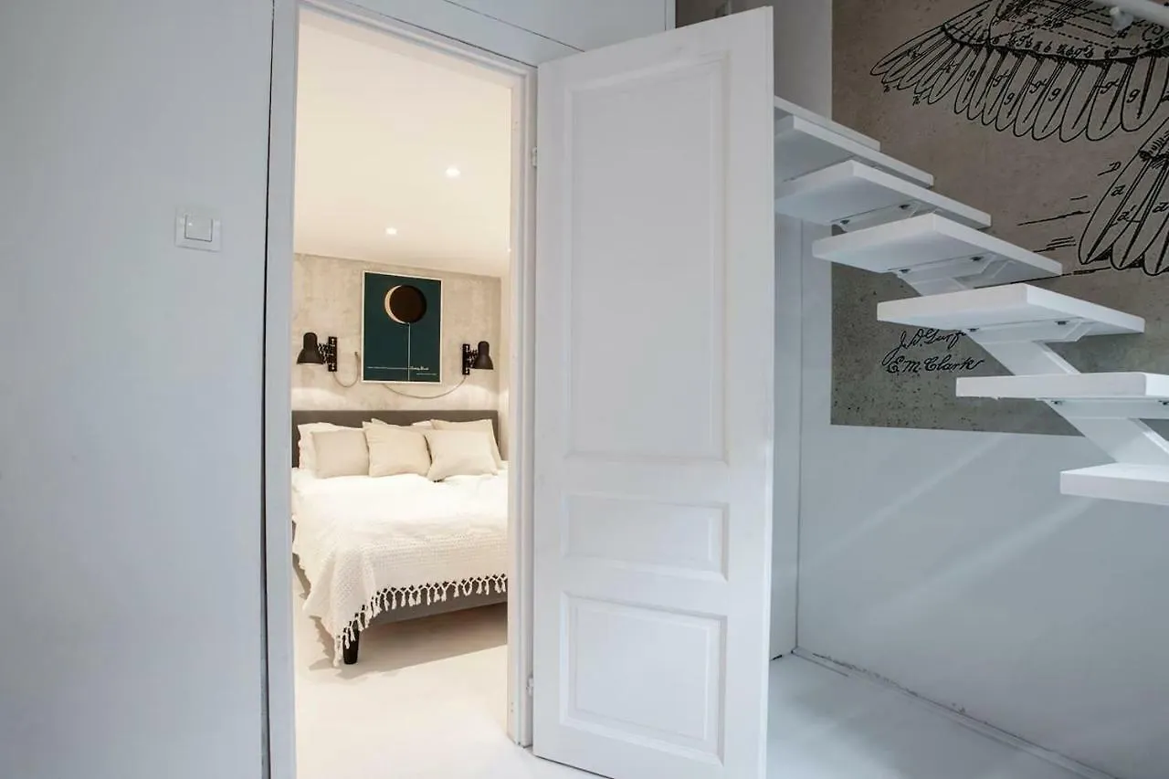 Danube Riverside Designer Apartment In City Center Budapest